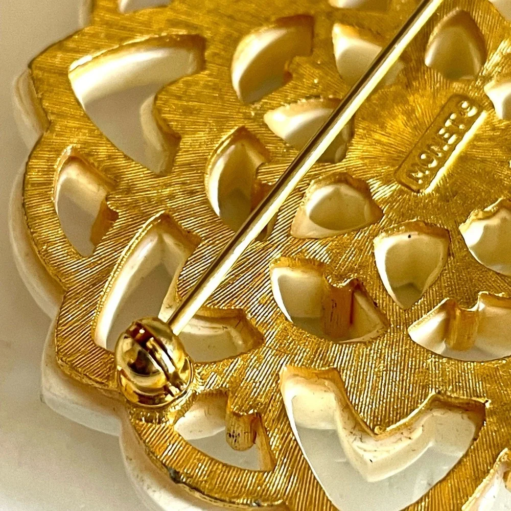 Monet Vintage White Acrylic Flower Brooch Pin Gold Tone Floral Mandala Chic 1980